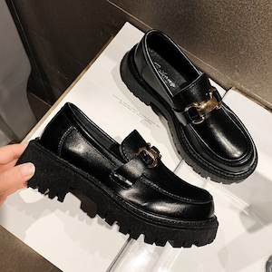 vegan Schoenen damesschoenen Instappers Loafers CASEY ~ Black Chunky Platform Loafers met Chain+Bee 