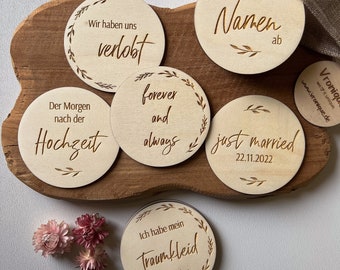 Meilensteinkarten "just married", personalisierbar mit Wunschdatum, Geschenke zur Verlobung, runde Holzkarten für tolle Erinnerungsfotos