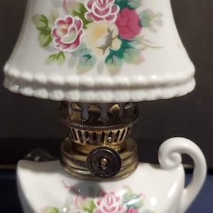 Lampe à huile miniature, porcelaine, céramique florale, 5,25 pouces fabriqué au Japon vintage