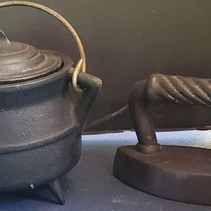 VINTAGE Gusseisen Kleidung Flacheisen Childs Spielzeug Puppe Antik, und antike Gusseisen Kessel auf drei Beinen