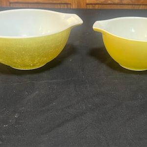 Vintage Pyrex Nesting Cinderella Schalen, # 441 # 442, gelb