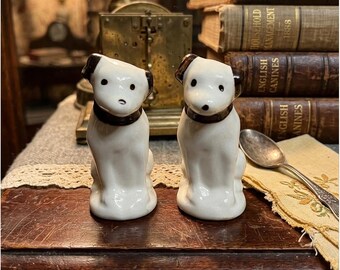Juego de salero y pimentero de cerámica vintage de los años 40 con forma de perro, color blanco y marrón.