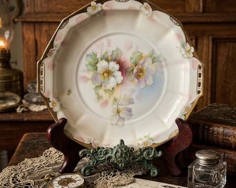 Plato octogonal antiguo de porcelana Royal Ruddlstadt de Prusia, de 1905, con motivos florales y detalles dorados.