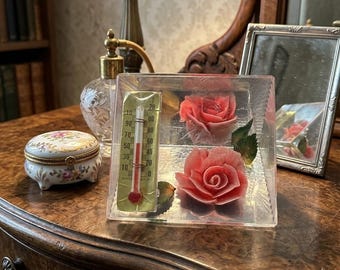 Pisapapeles vintage de Lucite con termómetro y rosa rosa tallada en el reverso. Hecho en EE. UU.