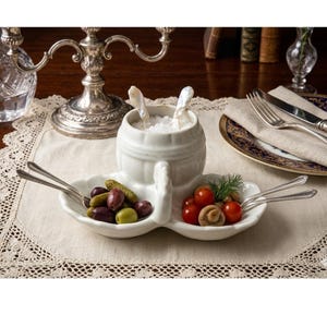 Antike weiße Keramikfass und Muschelgewürzschale Salzstreuerschale