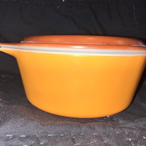 Pyrex 2 quart round covered baking casserole dish, two tone brown /butterscotch number 412 Cinderella
