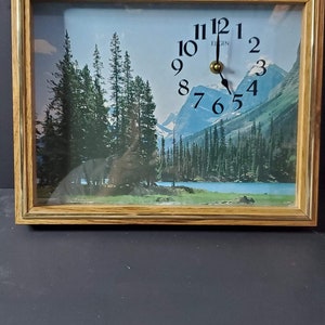 Vintage Elgin battery operated wall clock nature scene