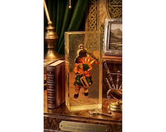 Pisapapeles vintage de Lucite Figura de gaitero de las Tierras Altas escocesas Decoración de resina