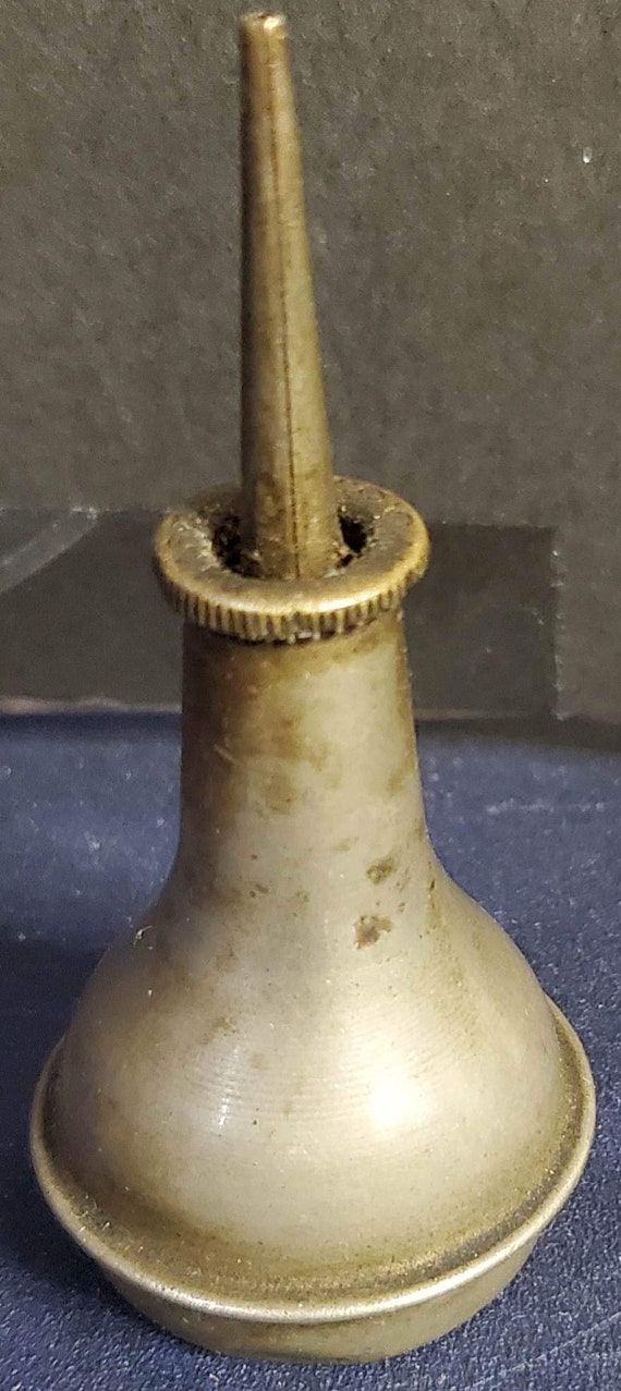Vintage thumb pump oil can clearance