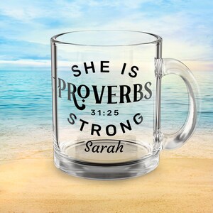 Taza cristiana de cristal, personalizada, con versículo bíblico &quot;Ella es fuerte&quot;, Proverbios 31:25, regalo motivacional para mujeres, regalo para el Día de la Madre.