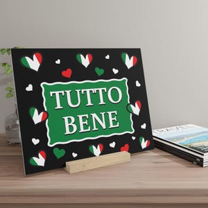 Tutto Bene Sign: Giclée Druck mit Ständer aus Eichenholz