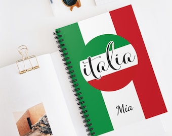 Könnte beinhalten: Ein Spiralblock mit einem grün-weiß-roten italienischen Flaggen-Design. Das Wort "italia" ist in schwarzer Kursivschrift auf einem weißen Kreis mit einem rot-weiß-grünen Streifen geschrieben. Der Name "Mia" ist in schwarzer Kursivschrift unter der Flagge geschrieben.