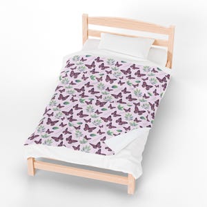 Rosa Schmetterling Muster Samt Plüschdecke, gemütlicher Überwurf für Zuhause, Geschenk für Naturliebhaber, perfekt für Geburtstage und Einweihungsparty
