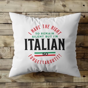 Può includere: Cuscino bianco con un design di bandiera italiana rosso, verde e bianco. Il testo recita "Ho il diritto di rimanere in silenzio, ma sono italiano, quindi fuhgettaboutit!"