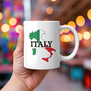 Peut inclure: Une tasse en céramique blanche avec un contour vert, blanc et rouge de l'Italie et le mot "ITALIE" en lettres noires.