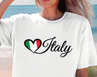 Könnte beinhalten: Weißes T-Shirt mit einem Herz in den Farben der italienischen Flagge und dem Wort "Italy" in Schreibschrift. Ein lässiges Oberteil, geeignet für den Alltag.