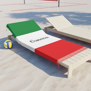 Peut inclure: Chaise longue de plage aux couleurs du drapeau italien : vert, blanc et rouge. Le nom "Vanessa" est écrit sur la bande blanche. Un ballon de volley-ball et une autre chaise sont visibles.