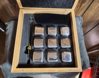 Personalisierte Lasergravierte Edelstahl Whisky Steine in Bambus Geschenk-Set - Hochzeit oder Jahrestag Geschenk