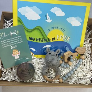 Livre de souvenirs et album photo de bébé | Coffret cadeau baby shower | Cadeau catholique | Attache-sucette | Hochet au crochet | Carte de prière