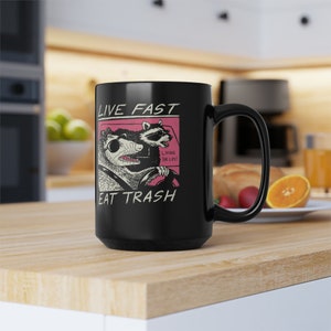 Live Fast Eat Trash Schwarze Tasse, 15oz