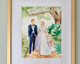 Pode incluir: Pintura em aquarela de um casal em trajes de casamento, emoldurada em ouro. O noivo usa um terno azul marinho e a noiva um vestido branco, de mãos dadas enquanto caminham em um caminho. O fundo apresenta uma árvore e vegetação.