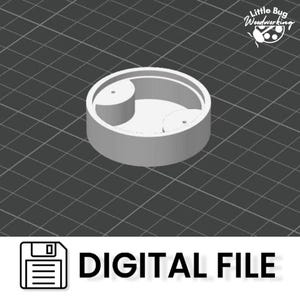 Può includere: Un modello 3D di una base rotonda in legno bianco con due tagli circolari. La base è progettata per un piccolo oggetto rotondo da posizionare sopra. Il modello è un file digitale.
