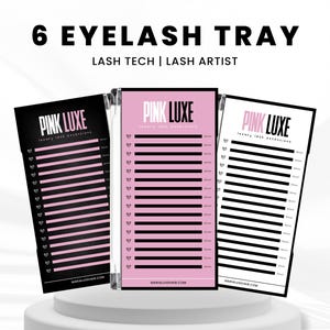 Könnte beinhalten: Drei Wimpernverlängerungstabletts mit dem Text "6 EYELASH TRAY" und "LASH TECH | LASH ARTIST". Die Tabletts sind schwarz, rosa und weiß mit dem Logo "PINK LUXE". Jedes Tablett hat Linien für die Wimpernplatzierung.