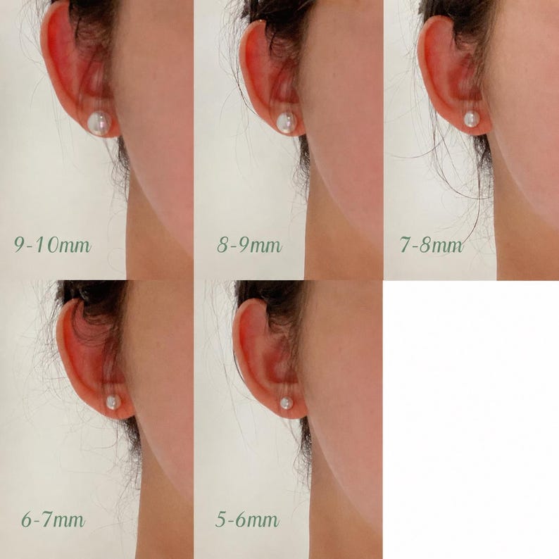 Pode incluir: Uma cole&ccedil;&atilde;o de cinco brincos de p&eacute;rola branca mostrados em l&oacute;bulos de orelha com etiquetas de tamanho. Os tamanhos exibidos s&atilde;o 9-10mm, 8-9mm, 7-8mm, 6-7mm e 5-6mm. Cada brinco apresenta uma &uacute;nica p&eacute;rola branca redonda em um pino.