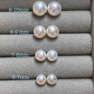 Pode incluir: Quatro pares de p&eacute;rolas brancas redondas dispostas em filas, rotuladas com os tamanhos 9-10mm, 8-9mm, 7-8mm e 6-7mm. Cada par de p&eacute;rolas exibe uma superf&iacute;cie lisa e lustrosa com reflexos iridescentes sutis para uma compara&ccedil;&atilde;o clara.