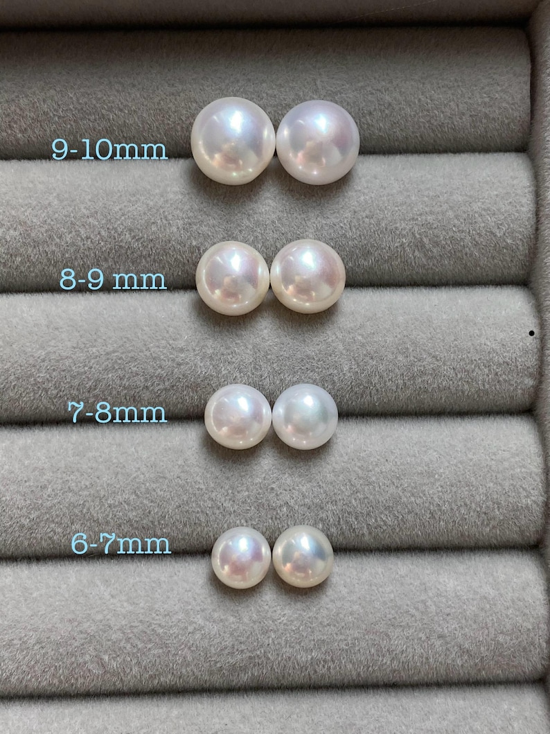 Pode incluir: Quatro pares de p&eacute;rolas brancas redondas dispostas em filas, rotuladas com os tamanhos 9-10mm, 8-9mm, 7-8mm e 6-7mm. Cada par de p&eacute;rolas exibe uma superf&iacute;cie lisa e lustrosa com reflexos iridescentes sutis para uma compara&ccedil;&atilde;o clara.