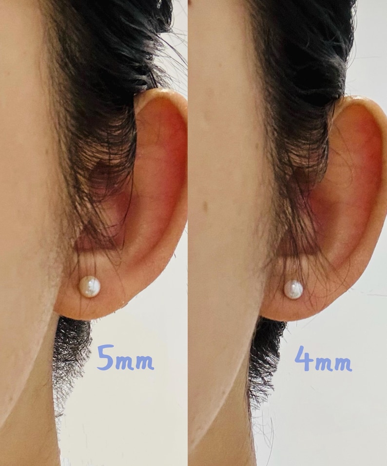 Peut inclure: Gros plan de deux oreilles, chacune orn&eacute;e d'une boucle d'oreille &agrave; clou en perle unique. Une boucle d'oreille est &eacute;tiquet&eacute;e "5mm" et l'autre "4mm", indiquant la taille des perles. Les boucles d'oreilles sont pos&eacute;es sur la peau.