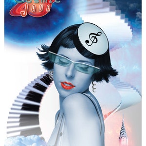 Può includere: Una donna con capelli neri corti indossa un cappello bianco con una chiave di violino sopra e occhiali da sole. Indossa una canotta bianca e ha il rossetto rosso. Lo sfondo è un design astratto blu e bianco con il testo "Cosmic Java" in rosso e bianco.