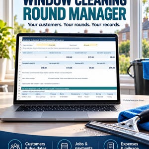 Pode incluir: Um portátil exibindo a planilha do Excel Window Cleaning Round Manager. A tela mostra dados de clientes, totais financeiros em libras e cronogramas de trabalho. Um rodo de janela e um pano azul estão sobre a mesa à frente.