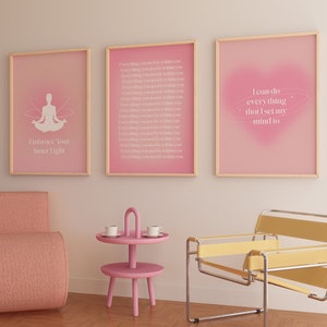Puede incluir: Tres carteles de motivaci&oacute;n enmarcados en rosa con texto blanco en una pared blanca. Los carteles presentan el texto "Embrace Your Inner Light", "Everything you need is already within you", y "I can do everything that I set my mind to".