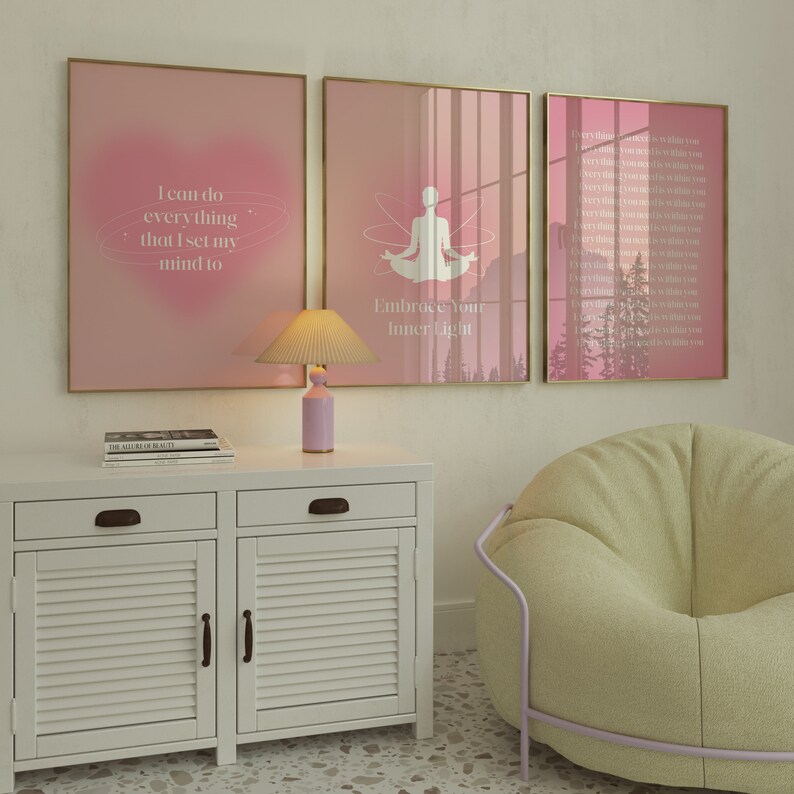 Puede incluir: Tres carteles motivacionales enmarcados en rosa con texto blanco. El cartel de la izquierda dice "Puedo hacer todo lo que me proponga". El cartel del medio tiene una silueta de una persona meditando y dice "Abraza tu luz interior". El cartel de la derecha tiene una frase repetida "Todo lo que haces es lo que eres, todo lo que eres es lo que haces".