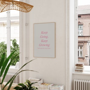 Puede incluir: Una impresi&oacute;n enmarcada con fondo blanco y texto rosa que dice "Keep Going, Keep Growing. Small steps lead to big victories."
