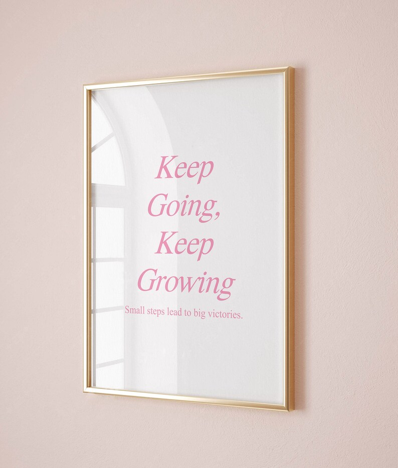 Puede incluir: Una impresi&oacute;n enmarcada en dorado con el texto "Keep Going, Keep Growing" y la leyenda "Small steps lead to big victories."
