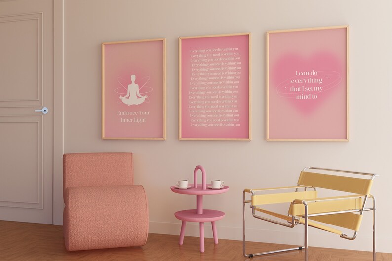 Puede incluir: Tres carteles de motivaci&oacute;n enmarcados en rosa con texto blanco en una pared blanca. Los carteles presentan el texto "Embrace Your Inner Light", "Everything you need is already within you", y "I can do everything that I set my mind to".