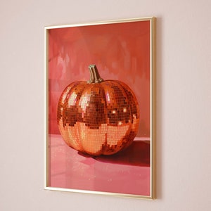 Pu&ograve; includere: Un dipinto incorniciato di una zucca ricoperta di piastrelle a specchio dorate, su sfondo rosso.