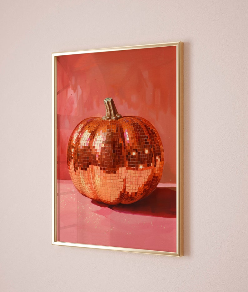 Pu&ograve; includere: Un dipinto incorniciato di una zucca ricoperta di piastrelle a specchio dorate, su sfondo rosso.