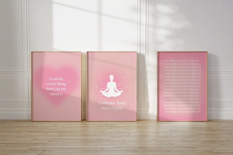 Puede incluir: Tres carteles motivacionales enmarcados en rosa con texto blanco. El cartel de la izquierda dice "Puedo hacer todo lo que me proponga". El cartel del medio tiene una silueta blanca de una persona en una postura de yoga y dice "Abraza tu luz interior". El cartel de la derecha tiene una frase repetida "Todo lo que necesitas est&aacute; dentro de ti".