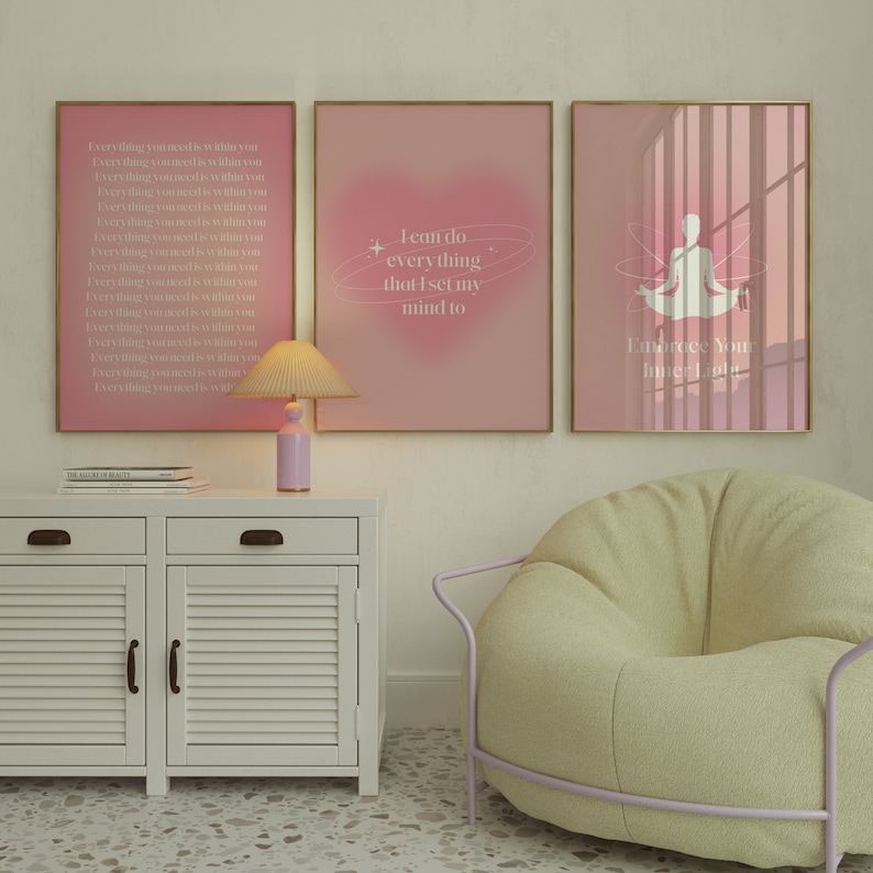 Puede incluir: Tres carteles motivacionales enmarcados en rosa con texto blanco. El cartel de la izquierda dice "Todo lo que necesitas est&aacute; dentro de ti" repetido varias veces. El cartel del medio dice "Puedo hacer todo lo que me proponga". El cartel de la derecha dice "Abraza tu yoga interior" con una silueta de una persona en una postura de yoga.