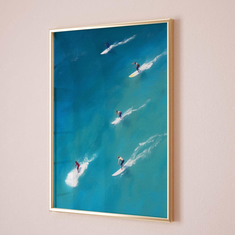 Puede incluir: Una pintura enmarcada de cinco surfistas montando olas en un oc&eacute;ano turquesa. La pintura est&aacute; en un marco dorado.