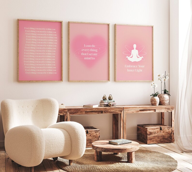 Puede incluir: Tres carteles de motivaci&oacute;n rosas con texto blanco y una silueta blanca de una persona meditando. El texto en los carteles dice "Todo lo que necesitas est&aacute; dentro de ti", "Puedo hacer todo lo que me proponga", y "Abraza tu luz interior".