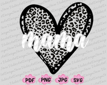 Op de afbeelding: Een zwart-wit luipaardprint hart met het woord "mama" in wit erin geschreven. Het hart is zwart omlijnd. De afbeelding bevat de woorden "PDF", "PNG", "JPG" en "SVG" in roze wolken.