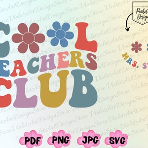 Könnte beinhalten: Ein farbenfrohes Retro-Design mit dem Text "Cool Teachers Club" in einem Regenbogen aus Farben. Das Design enthält auch eine Blume und den Text "Mrs. Smith".