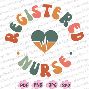 Peut inclure: Un design graphique color&eacute; avec les mots "REGISTER NURSE" dans une police r&eacute;tro. Un c&oelig;ur avec une ligne de battement de c&oelig;ur est au centre du design.