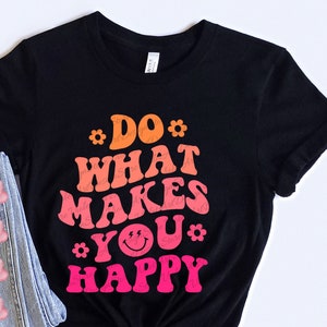 Haz lo que te hace feliz Svg, Letras de texto ondulado, Afirmaciones positivas, Dichos populares, Club antisocial, Svg de moda, Texto ondulado Svg, Svg retro