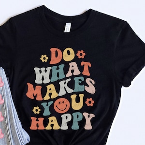 Faça o que te deixa feliz Svg, Letras de texto ondulado, Afirmações positivas, Provérbios populares, Anti Social Club, Svg moderno, Svg de texto ondulado, Svg retrô