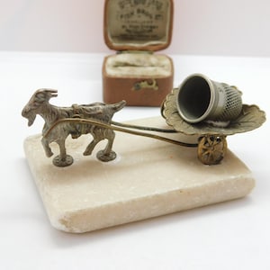 ビクトリア朝の金メッキ金属と大理石のヤギカート ノベルティ シンブル ホルダー c1890 アンティーク